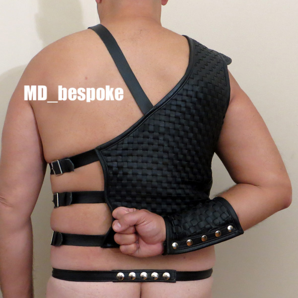 Asymmetrical harness back 600